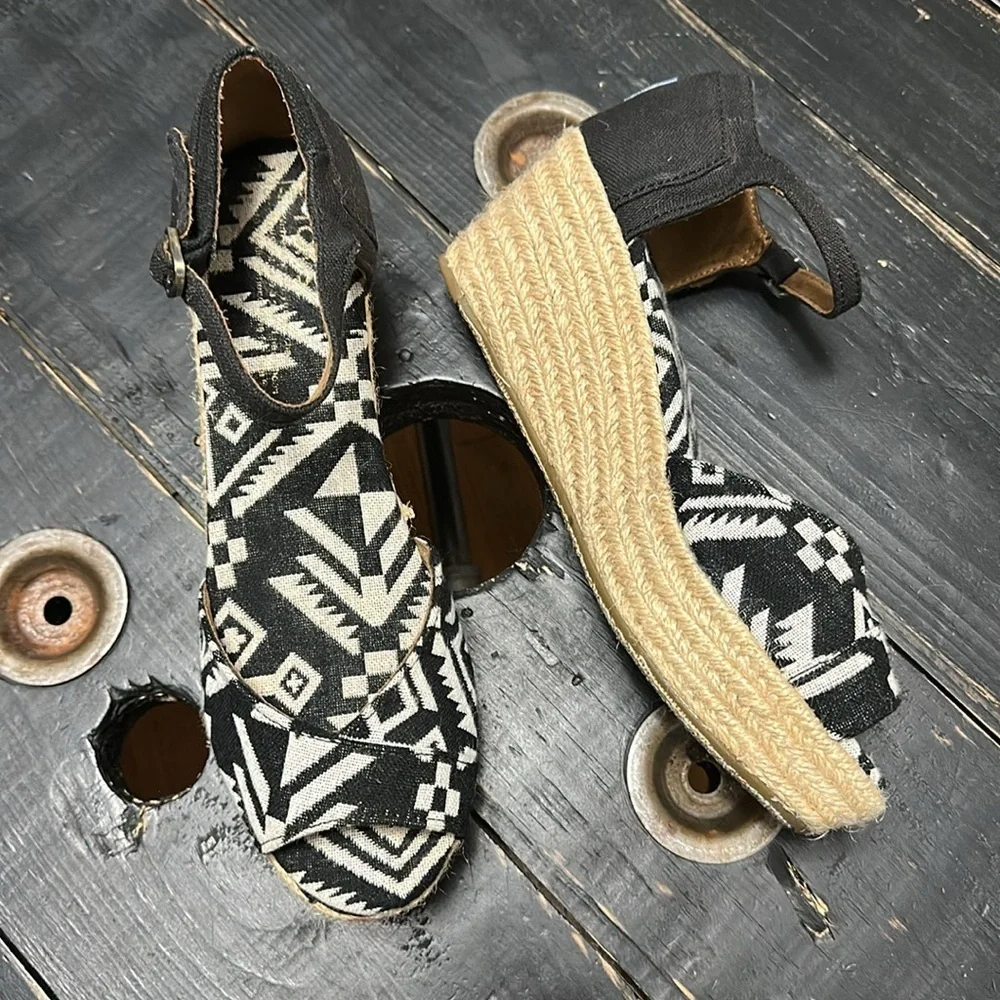Toms Black and White Tribal Aztec Print Fabric Espadrille Wedges